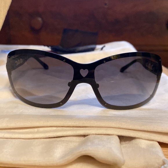 Moschino Black Sunglasses with Pearl & Crystal Sides - Picture 5 of 7